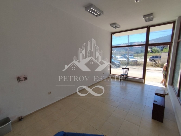 Дава се под наем Магазин в Велинград - 24 кв.м за 153 € - Снимка #1