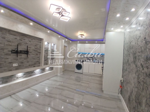 Тристаен апартамент в Шумен, Добруджански - 70 кв.м за 1093 €/кв.м - Снимка #1