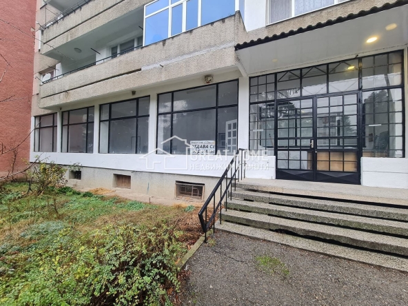 Дава се под наем Магазин в Търговище, Център - 120 кв.м за 765 € - Снимка #1