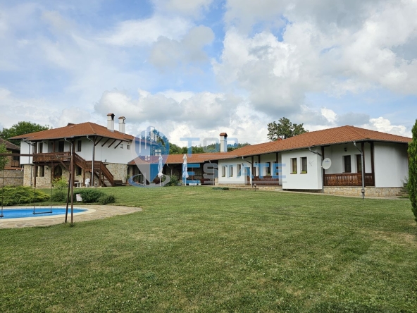 Къща в с. Средни колиби, Област Велико Търново - 418 кв.м за 757 €/кв.м - Снимка #1