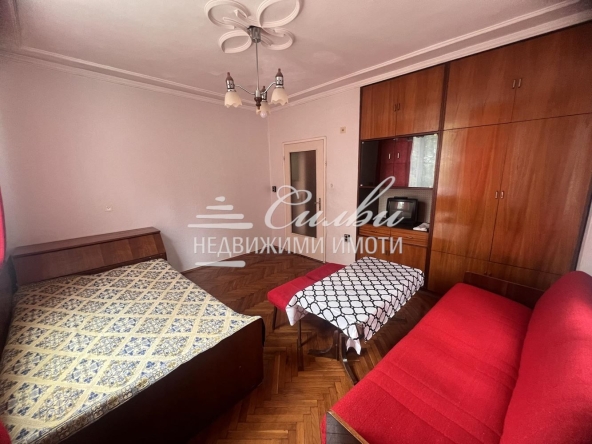 Дава се под наем Едностаен апартамент в Шумен, Център - 39 кв.м за 204 € - Снимка #1