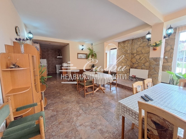 Къща в с. Мадара, Област Шумен - 280 кв.м за 383 €/кв.м - Снимка #1