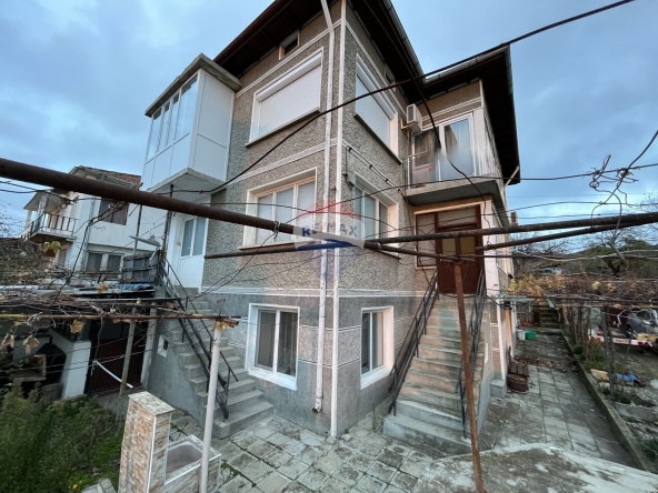 Къща в Аксаково - 360 кв.м за 482 €/кв.м - Снимка #1