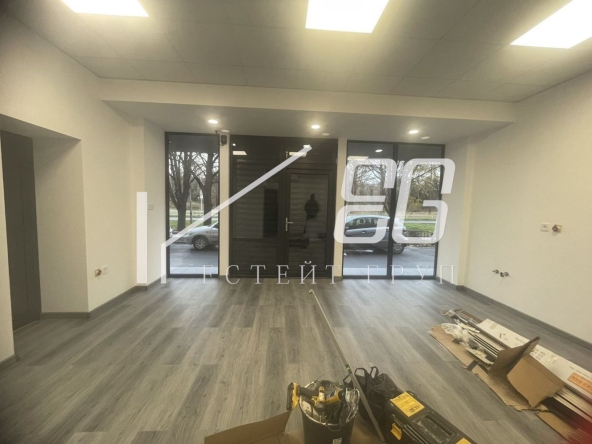 Дава се под наем Магазин в Варна, Автогара - 50 кв.м за 383.01 € - Снимка #1