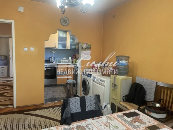 Етаж от къща в Шумен, Военно училище - 100 кв.м за 1046 €/кв.м - Снимка #1