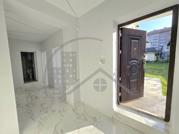 Етаж от къща в Добрич, Червената пръст - 100 кв.м за 781 €/кв.м - Снимка #1