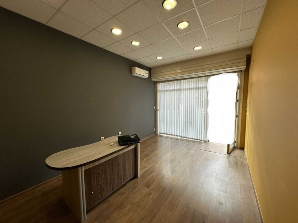 Дава се под наем Магазин в Пловдив, Младежки Хълм - 32 кв.м за 348.84 € - Снимка #1