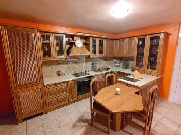 Къща в Добрич, Дружба 1 - 410 кв.м за 561 €/кв.м - Снимка #1