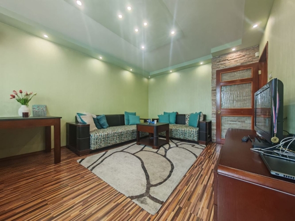 Тристаен апартамент в Бургас, Изгрев - 70 кв.м за 1181 €/кв.м - Снимка #1