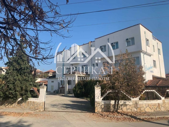 Хотел в с. Катунци, Област Благоевград - 1190 кв.м за 472 €/кв.м - Снимка #1