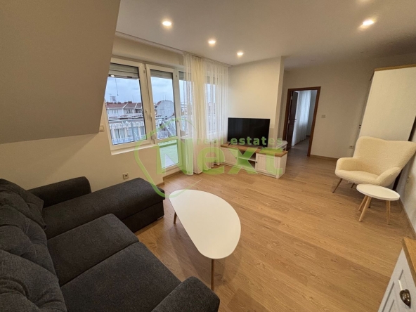 Дава се под наем Тристаен апартамент в София, Център - 110 кв.м за 897.6 € - Снимка #1