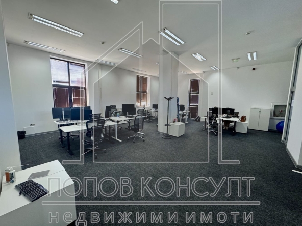 Дава се под наем Офис в Пловдив, Център - 220 кв.м за 1755.42 € - Снимка #1
