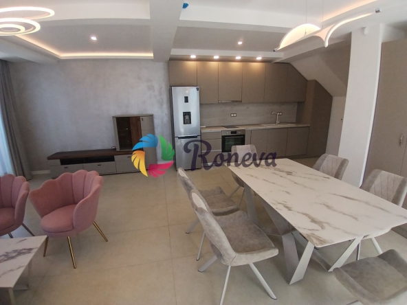 Дава се под наем Двустаен апартамент в Варна, Център - 128 кв.м за 1396.38 € - Снимка #1