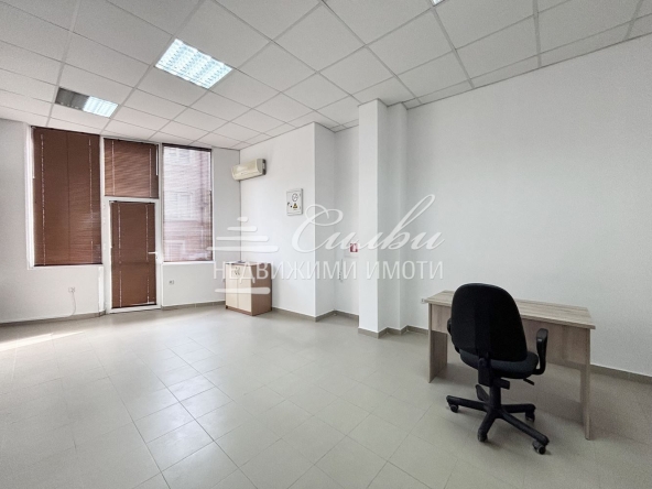 Дава се под наем Офис в Шумен, Център - 38 кв.м за 196.35 € - Снимка #1
