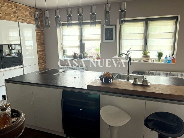 Къща в София, Център - 400 кв.м за 1 €/кв.м - Снимка #1