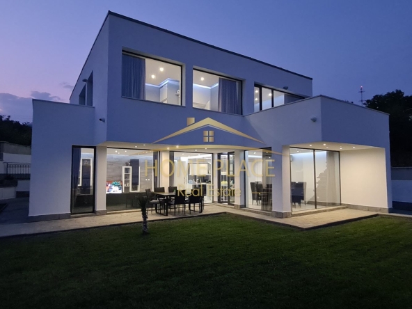 Къща в к.к. Албена - 210 кв.м за 2952 €/кв.м - Снимка #1