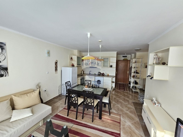 Дава се под наем Тристаен апартамент в к.к. Златни пясъци - 70 кв.м за 600 € - Снимка #1