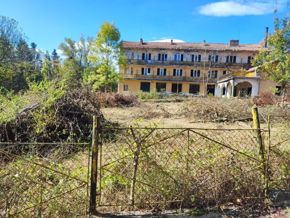 Хотел в Севлиево - 4101 кв.м за 74 €/кв.м - Снимка #1