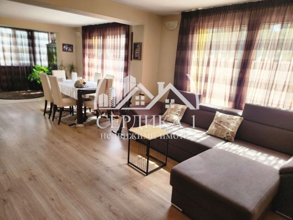 Тристаен апартамент в София, Център - 101 кв.м за 2436 €/кв.м - Снимка #1
