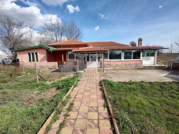 Къща в с. Царевец, Област Добрич - 100 кв.м за 332 €/кв.м - Снимка #1