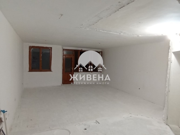Двустаен апартамент в Варна, Червен площад - 63 кв.м за 2778 €/кв.м - Снимка #1