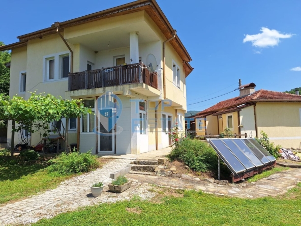 Къща в с. Войнежа, Област Велико Търново - 500 кв.м за 900 €/кв.м - Снимка #1