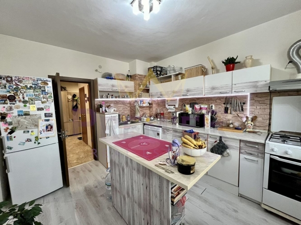 Тристаен апартамент в Добрич, Център - 87 кв.м за 1035 €/кв.м - Снимка #1