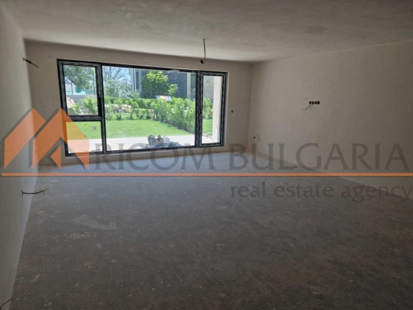 Четиристаен апартамент в Варна, м-т Траката - 210 кв.м за 1710 €/кв.м - Снимка #1