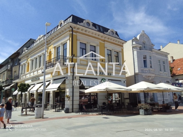 Двустаен апартамент в Варна, Център - 157 кв.м за 2548 €/кв.м - Снимка #1