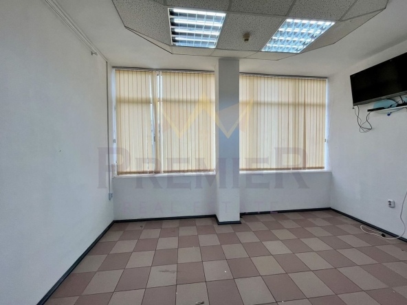 Магазин в Добрич, Център - 18 кв.м за 1389 €/кв.м - Снимка #1