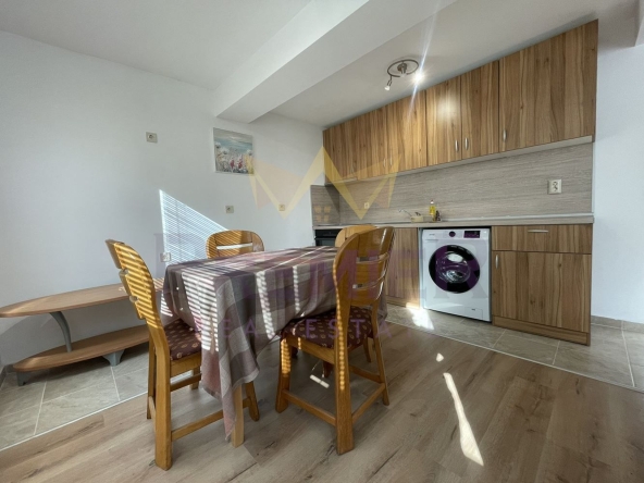 Дава се под наем Тристаен апартамент в Варна, Колхозен пазар - 90 кв.м за 561 € - Снимка #1