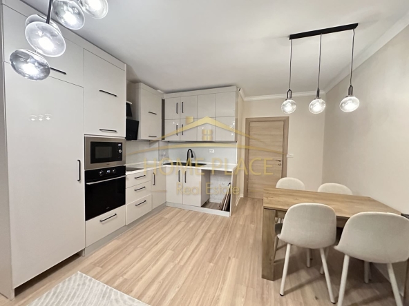 Дава се под наем Тристаен апартамент в Варна, Колхозен пазар - 85 кв.м за 612 € - Снимка #1