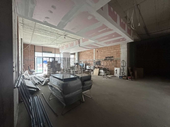 Дава се под наем Магазин в Пловдив, Христо Смирненски - 134 кв.м за 2010 € - Снимка #1