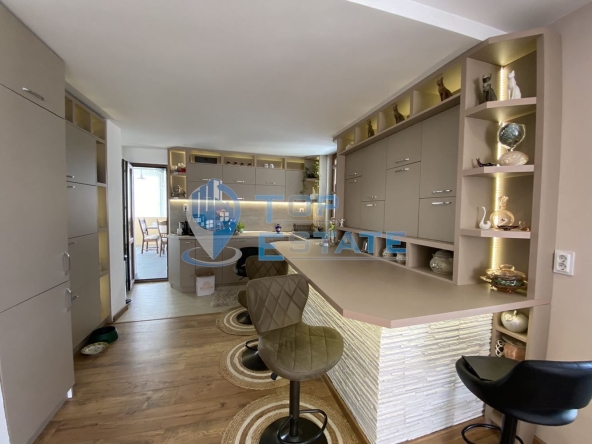 Тристаен апартамент в Велико Търново, Център - 220 кв.м за 1091 €/кв.м - Снимка #1