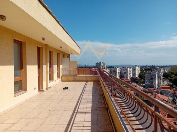 Двустаен апартамент в Варна, Аспарухово - 132 кв.м за 1402 €/кв.м - Снимка #1