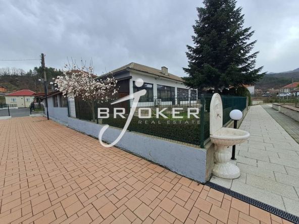 Заведение в с. Чакаларово, Област Кърджали - 180 кв.м за 1000 €/кв.м - Снимка #1