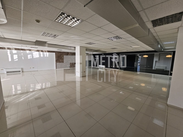 Дава се под наем Офис в София, Младост 3 - 418 кв.м за 3672 € - Снимка #1