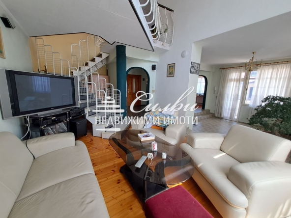 Дава се под наем Мезонет в Шумен, Болницата - 223 кв.м за 459 € - Снимка #1