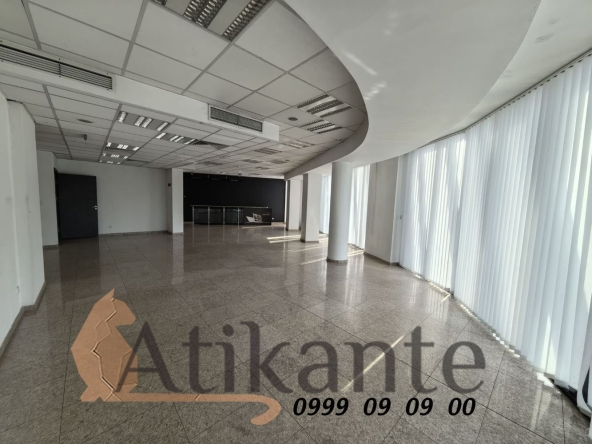 Дава се под наем Магазин в София, Център - 160 кв.м за 2200 € - Снимка #1