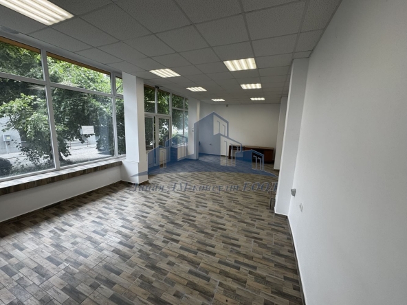 Дава се под наем Офис в Шумен, Център - 65 кв.м за 357 € - Снимка #1