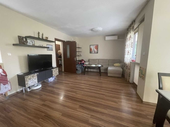 Дава се под наем Тристаен апартамент в Пловдив, Въстанически - 100 кв.м за 612 € - Снимка #1