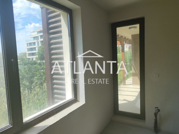 Тристаен апартамент в к.к. Св.Св. Константин и Елена - 77 кв.м за 3897 €/кв.м - Снимка #1