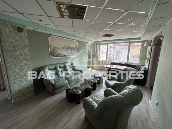 Дава се под наем Тристаен апартамент в София, Център - 83 кв.м за 700 € - Снимка #1