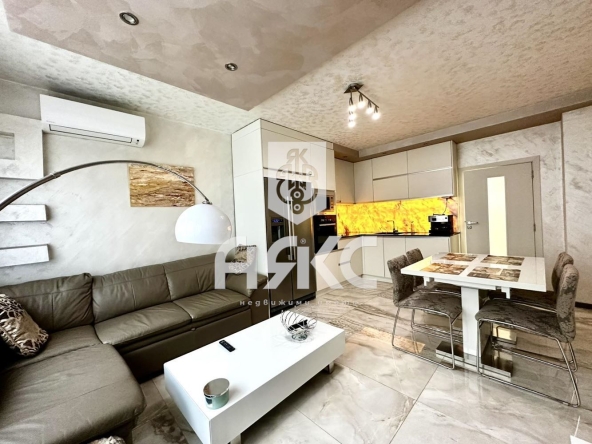 Дава се под наем Тристаен апартамент в София, Център - 100 кв.м за 800 € - Снимка #1