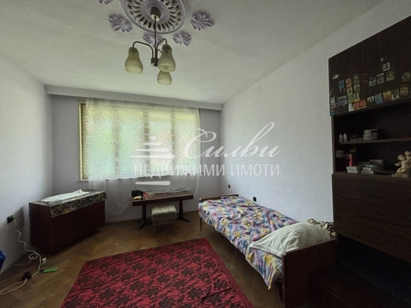 Дава се под наем Тристаен апартамент в Шумен, 2-ри корпус - 100 кв.м за 306 € - Снимка #1