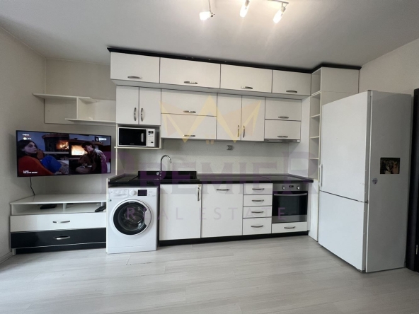 Дава се под наем Двустаен апартамент в Варна, Цветен квартал - 80 кв.м за 561 € - Снимка #1