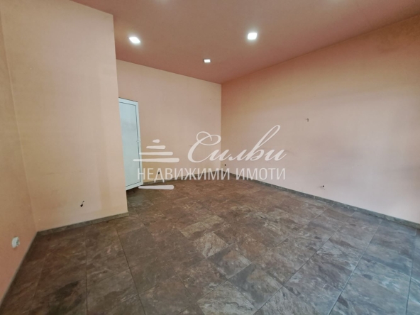 Дава се под наем Магазин в Шумен, Военно училище - 27 кв.м за 255 € - Снимка #1