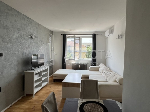 Дава се под наем Тристаен апартамент в София, Център - 75 кв.м за 917.49 € - Снимка #1