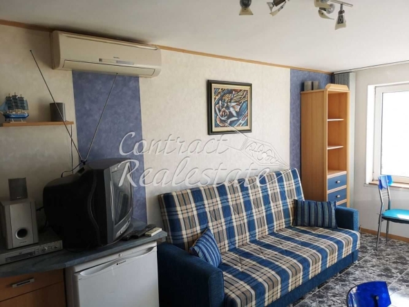 Дава се под наем Едностаен апартамент в Варна, Център - 28 кв.м за 255 € - Снимка #1