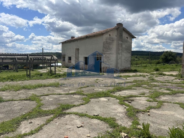 Промишлена сграда в с. Друмево, Област Шумен - 500 кв.м за 153 €/кв.м - Снимка #1